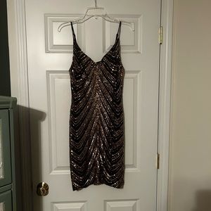 Black/gold sequin homecoming dress Comfortable but still hugs curves worn once